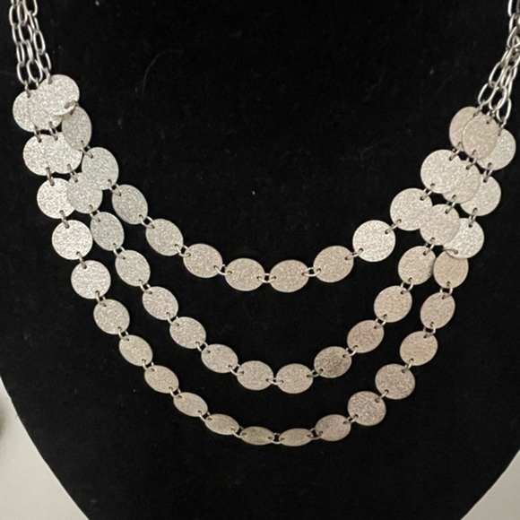 Vintage 16” New York & Co. silver tone layered necklace with 50 coin discs - Picture 3 of 7
